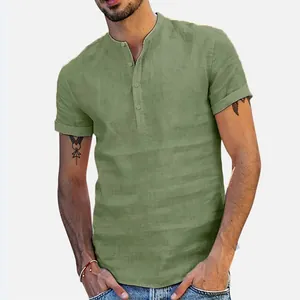 Detalle de camisa henley de algodón y lino verde oliva para hombre con cuello mao