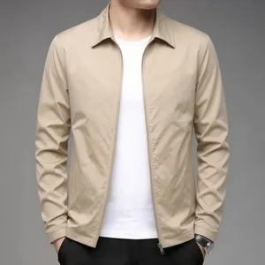 Primer plano de una chaqueta casual caqui para hombre con cuello de solapa y cremallera