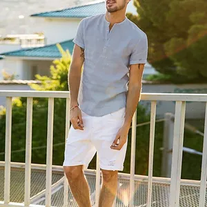 Modelo masculino con camisa de algodón y lino azul claro de manga corta y cuello levantado