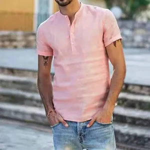 Detalle de una camisa de hombre en algodón y lino color melocotón con cuello mao