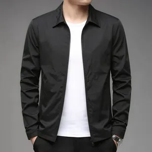 Chaqueta informal negra para hombre con cremallera y cuello, ideal para primavera y otoño.