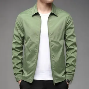 Vista detallada de una chaqueta casual para hombre verde claro minimalista con cremallera y cuello