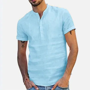 Detalle de una camisa de lino y algodón azul claro para hombre con cuello mandarín y manga corta