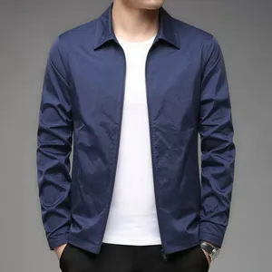 Vista detallada de una chaqueta casual azul marino para hombre con cremallera frontal.