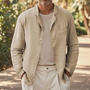 Detailaufnahme eines khakifarbenen Leinen-Herrensakkos mit natürlichem Outdoor-Lifestyle-Look.