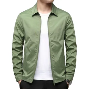 Chaqueta casual clásica de hombre verde claro con cremallera y cuello vuelto elegante