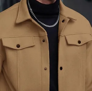 Détail rapproché d'une veste en laine camel pour homme avec poches à rabat et col à revers