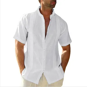 Vue détaillée d'une chemise pour homme en coton et lin blanc avec un col officier