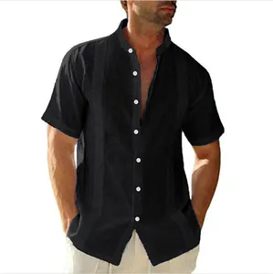 Chemise décontractée noire à manches courtes pour hommes avec col officier chic.