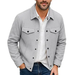 Veste élégante en laine gris clair à revers pour homme, style business et décontracté en hiver.