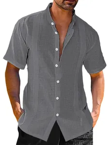 Détail d'une chemise grise en lin pour homme avec col montant et panneaux décoratifs devant.