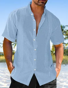 Vue détaillée d'une chemise en lin et coton bleu clair pour homme avec élégant col officier
