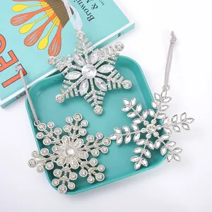 Set di tre scintillanti decorazioni natalizie a fiocco di neve in metallo con strass.