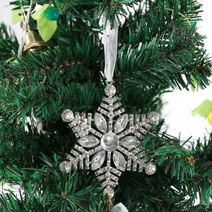 Decorazione natalizia a fiocco di neve in argento scintillante con strass su albero.