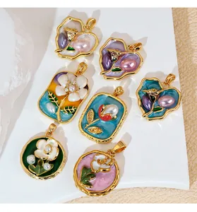 Gros plan détaillé de pendentifs fleurs en émail de style Monet vintage avec perles