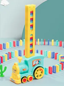 Vista dettagliata di un treno domino automatico che posiziona pezzi in plastica colorata