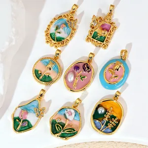Vue détaillée de pendentifs émaillés style Monet avec roses et perles d'imitation