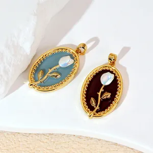 Détails de pendentifs rose en émail de style jardin de Monet avec perles d'imitation