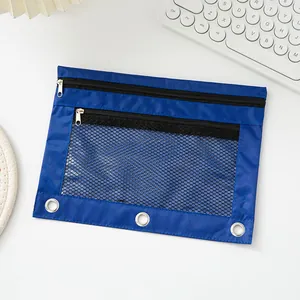 Detailansicht einer blauen 3-Ring-Mappe mit Netztasche und Doppelreißverschluss.