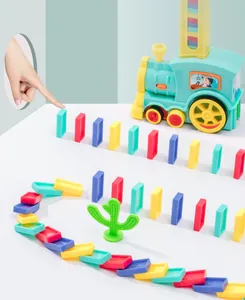 Primo piano del treno domino automatico con tessere colorate e accessorio cactus