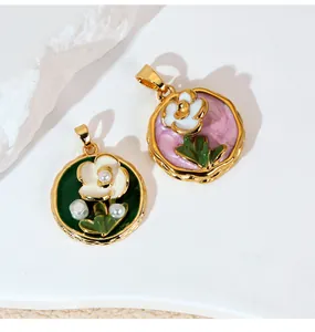 Gros plan de pendentifs rose Monet's Garden avec détails en perles et émail doré fin.
