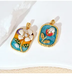 Vue détaillée de pendentifs fleurs émaillés style jardin de Monet avec perles