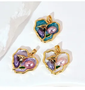 Gros plan de pendentifs en forme de cœur avec rose et perle de style rétro Monet Garden