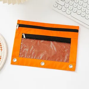 Detailansicht eines orangefarbenen 3-Ring-Federmäppchens mit Netzfenster und zwei Reißverschlüssen.