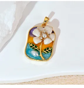 Détail macro d'un pendentif fleur en émail avec perles d'imitation style jardin de Monet.