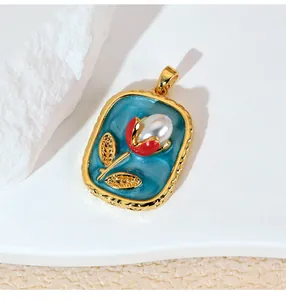 Gros plan d'un pendentif rose vintage avec perle blanche et détails en émail bleu