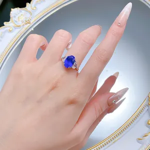 Eleganter Silberring mit einem großen ovalen kobaltblauen Saphir an der Hand eines Models