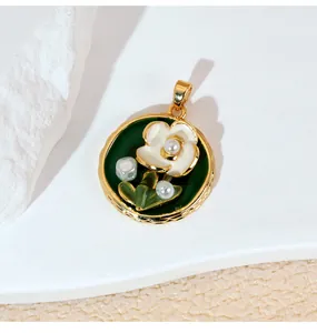 Vue détaillée du pendentif floral style Monet avec émail vert et perles nacrées.