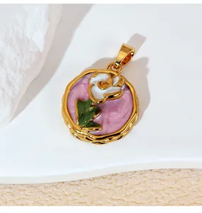 Gros plan d'un pendentif en émail rose style Monet vintage avec finition dorée