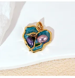 Gros plan d'un pendentif cœur Monet Garden avec rose et perles