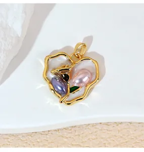 Gros plan d'un pendentif rose vintage en forme de cœur avec perles, style jardin de Monet