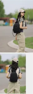 Rückansicht eines schwarzen, leichten Nylon-Minirucksacks an einem weiblichen Modell