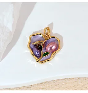 Gros plan d'un pendentif cœur style Jardin de Monet avec émail violet et perles