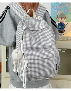 Rückansicht eines karierten Schülerrucksacks mit großem Fassungsvermögen im Korea-Stil