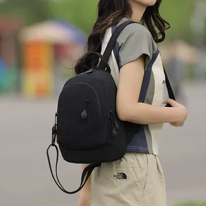 Zaino versatile leggero in nylon nero per donna, ideale per i viaggi e l'uso quotidiano