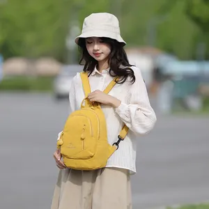 Zaino casual in nylon giallo leggero per donna per viaggi all'aperto e uso quotidiano