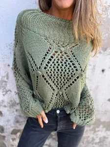 Gros plan d'un pull en maille ajourée vert olive montrant des motifs au crochet
