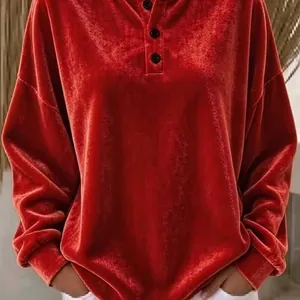 Nahaufnahme des roten Samt-Sweatshirts mit weicher Textur und Knopfleiste am Ausschnitt