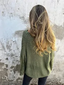Vue arrière de ce pull en maille ajourée vert avec de superbes motifs crochetés