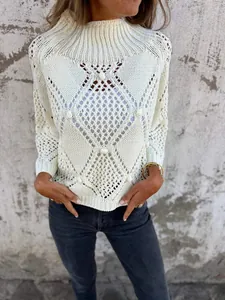Élégant pull en maille ajourée crème avec détails pompons et col montant confortable