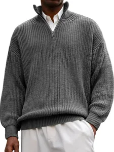 Dettaglio ravvicinato di maglione grigio da uomo con zip e polsini a costine