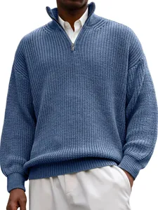 Vista dettagliata del maglione in maglia testurizzata blu da uomo con collo a metà zip