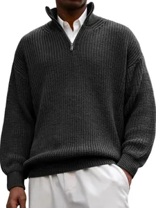 Vista dettagliata del maglione in maglia grigio scuro da uomo con collo alto