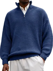 Vista dettagliata di un maglione in maglia blu da uomo con mezza zip e collo alto alla moda.