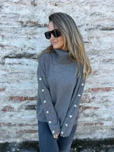 Gemütlicher grauer Rollkragenpullover für Damen mit dekorativen Knöpfen an den Ärmeln