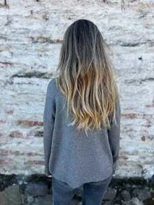 Rückansicht eines grauen Damen-Strickpullovers, ideal für herbstliche und winterliche Outfits.
